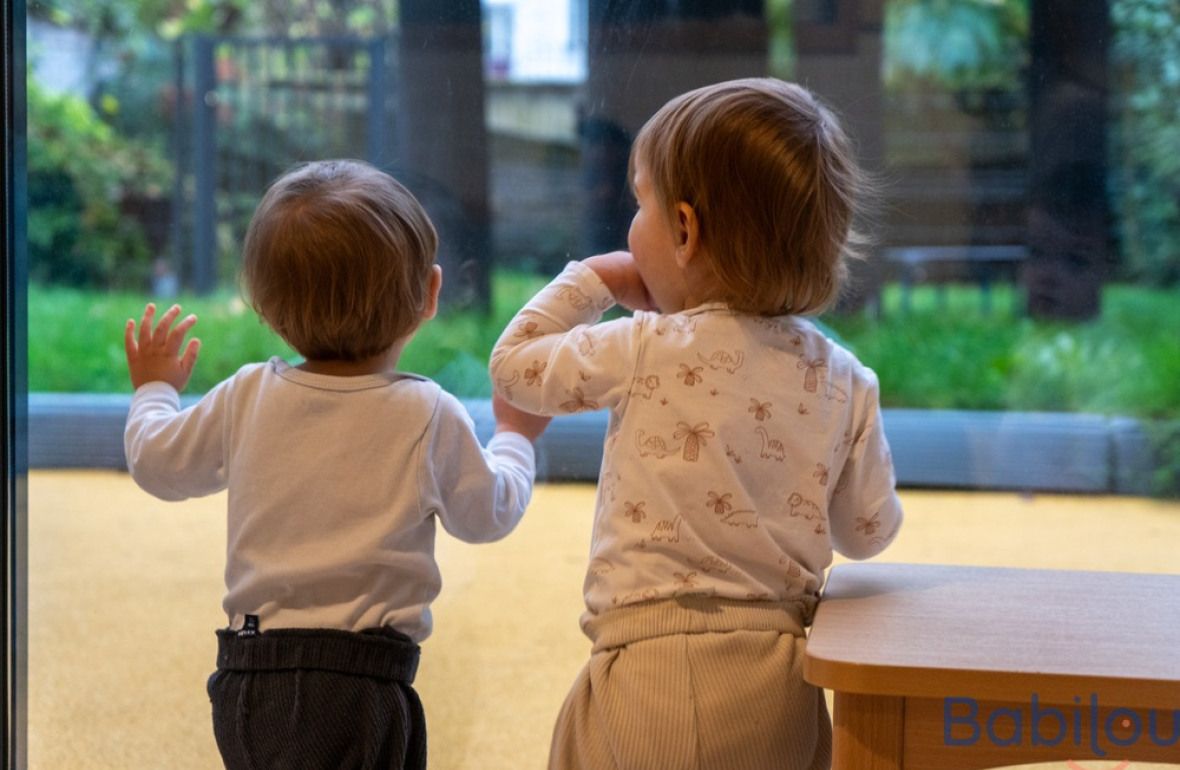 Deux enfants en crèche qui jouent