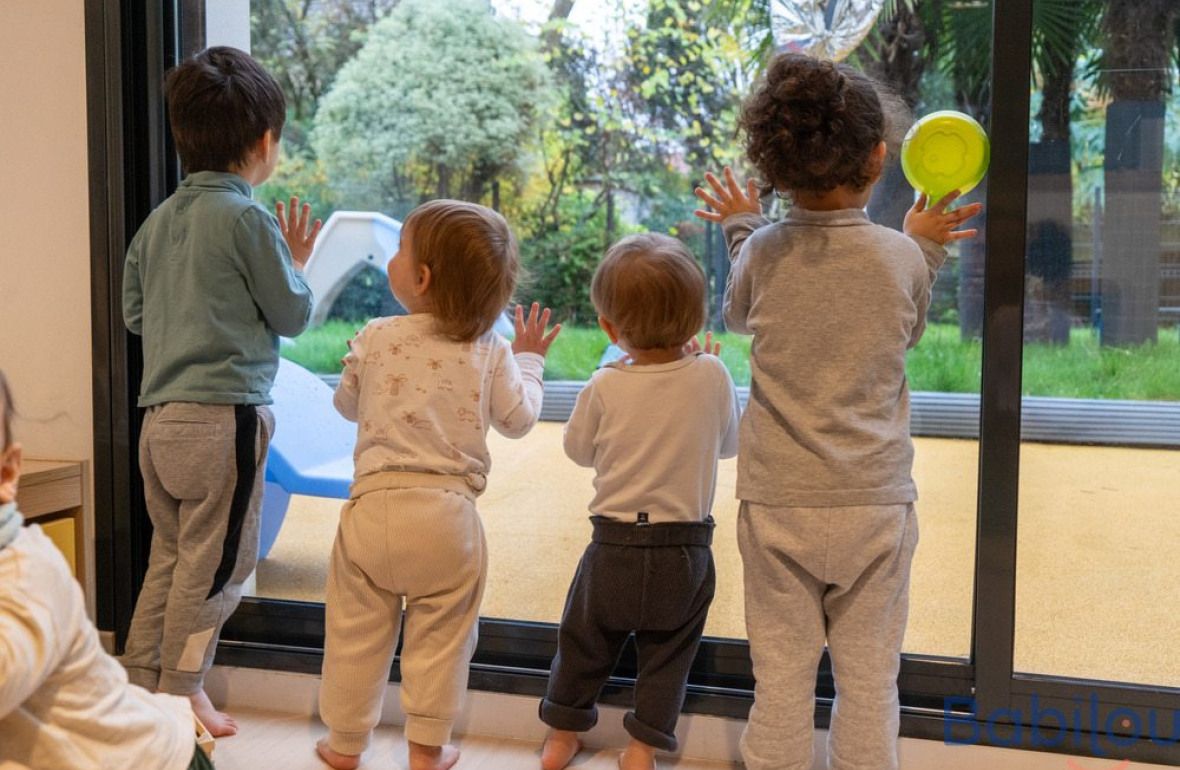 Un groupe d'enfants en crèche en pleine activité 