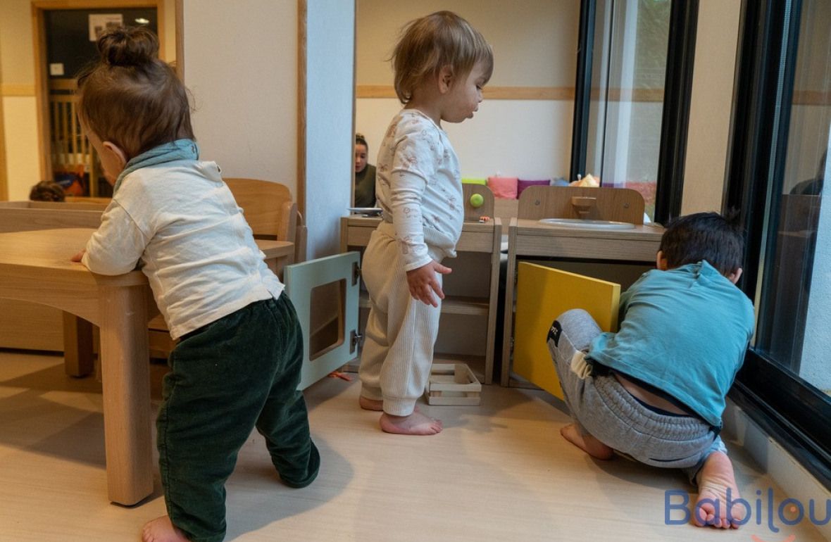 Un groupe d'enfants en crèche qui jouent 