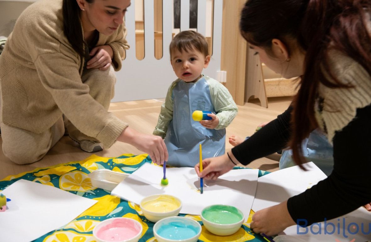 Deux pro en crèche en activité avec deux enfants