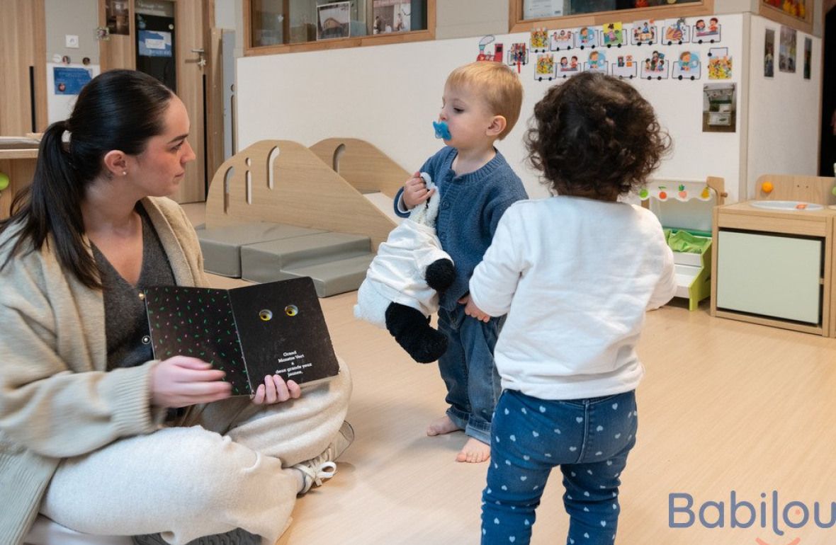 Une pro en crèche en interaction avec deux enfants