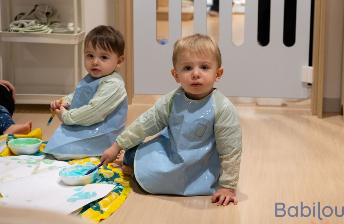 Deux enfants en crèche en activité 