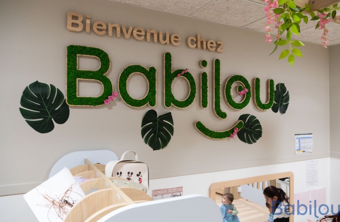 Un enfant en crèche Babilou qui joue 