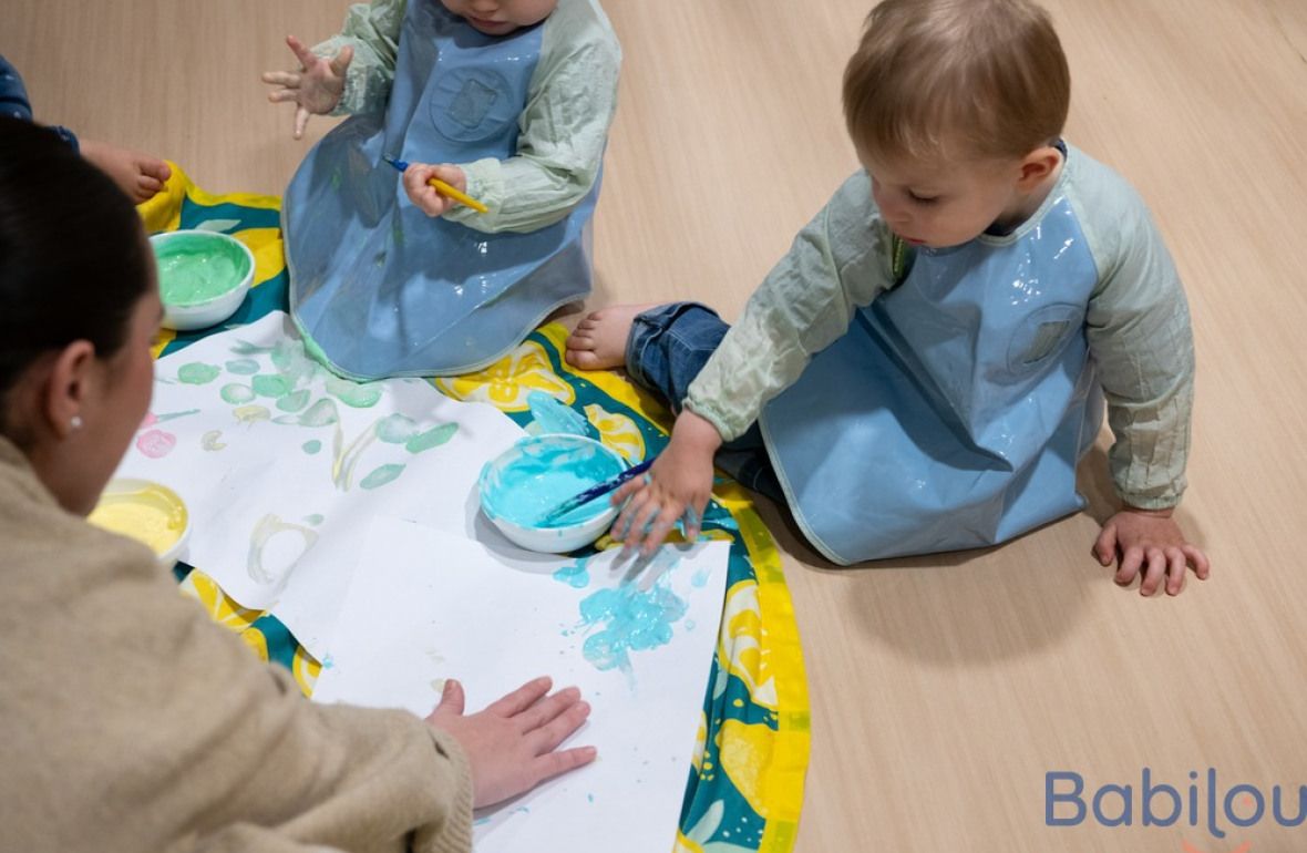 Une pro en crèche en activité avec deux enfants