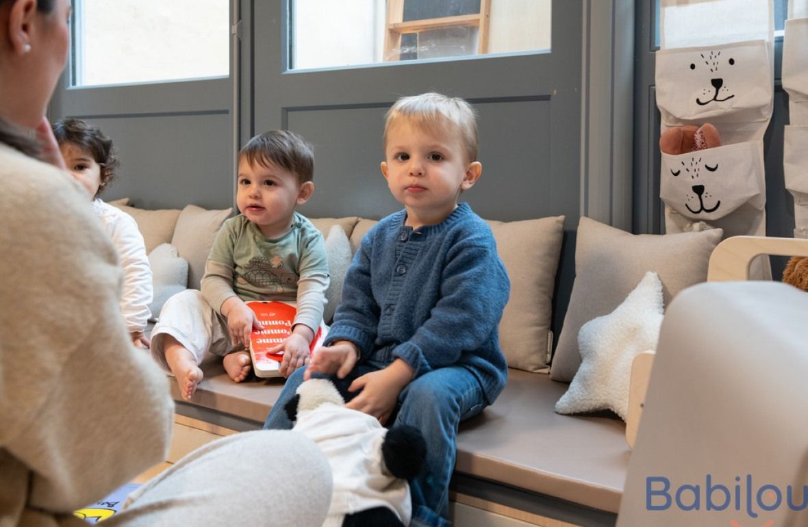 Une pro en crèche en interaction avec trois enfants