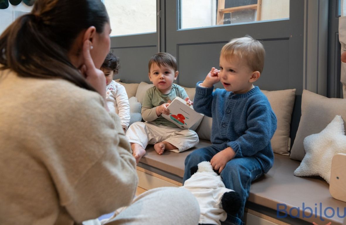 Une pro en crèche en interaction avec trois enfants