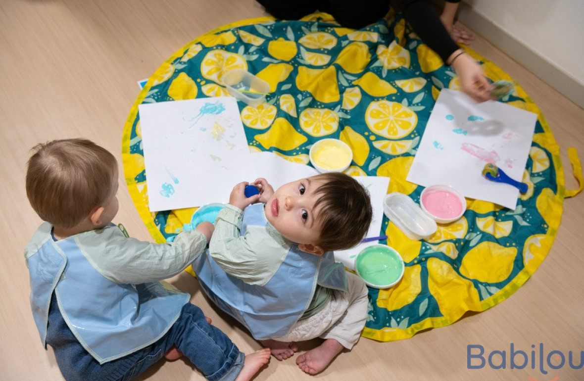 Une pro en crèche en activité avec deux enfants