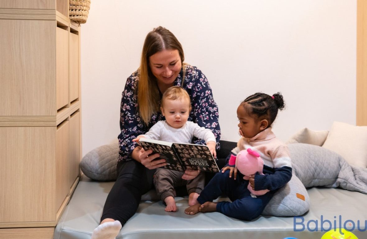 Une pro en crèche en interaction avec deux enfants 