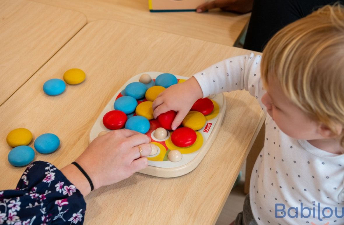 Un enfant en crèche qui joue 