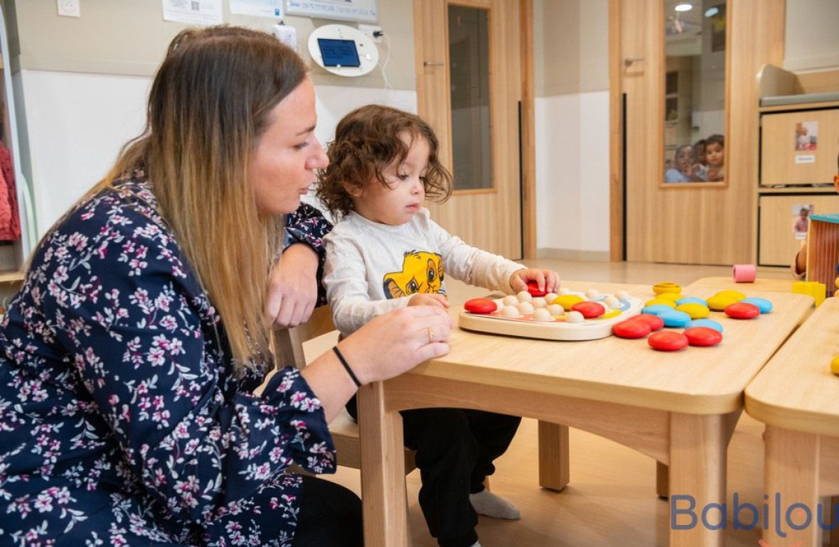 Une pro en crèche en interaction avec un enfant