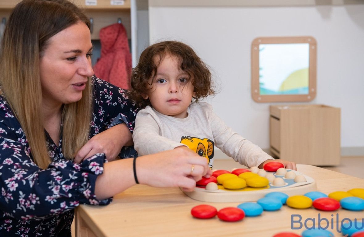 Une pro en crèche en interaction avec un enfant