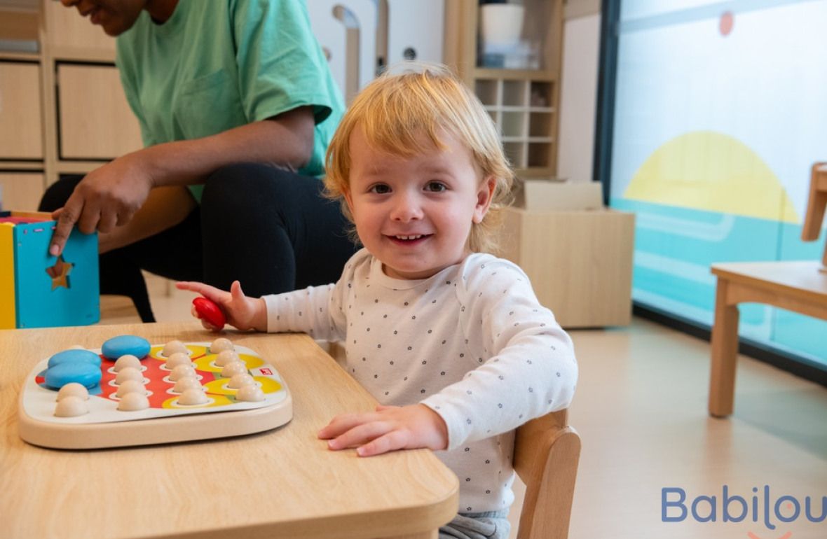 Un enfant en crèche qui joue 