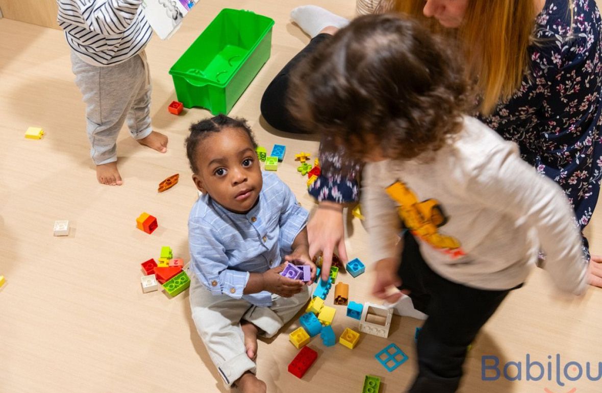 Deux enfants en crèche qui jouent 