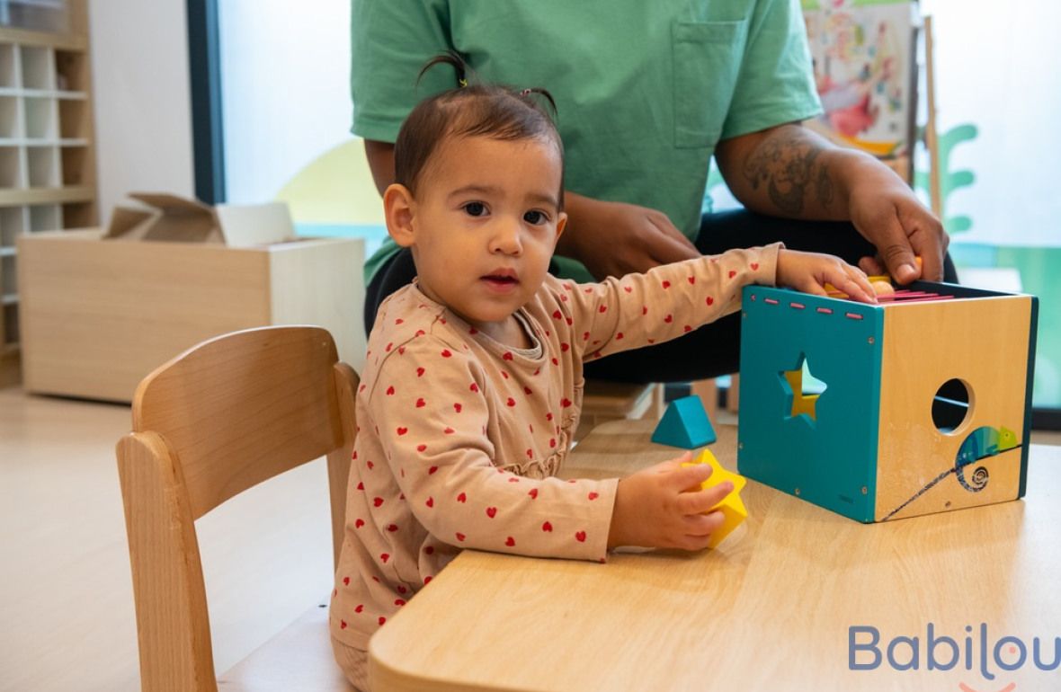 Une pro en crèche en interaction avec un enfant