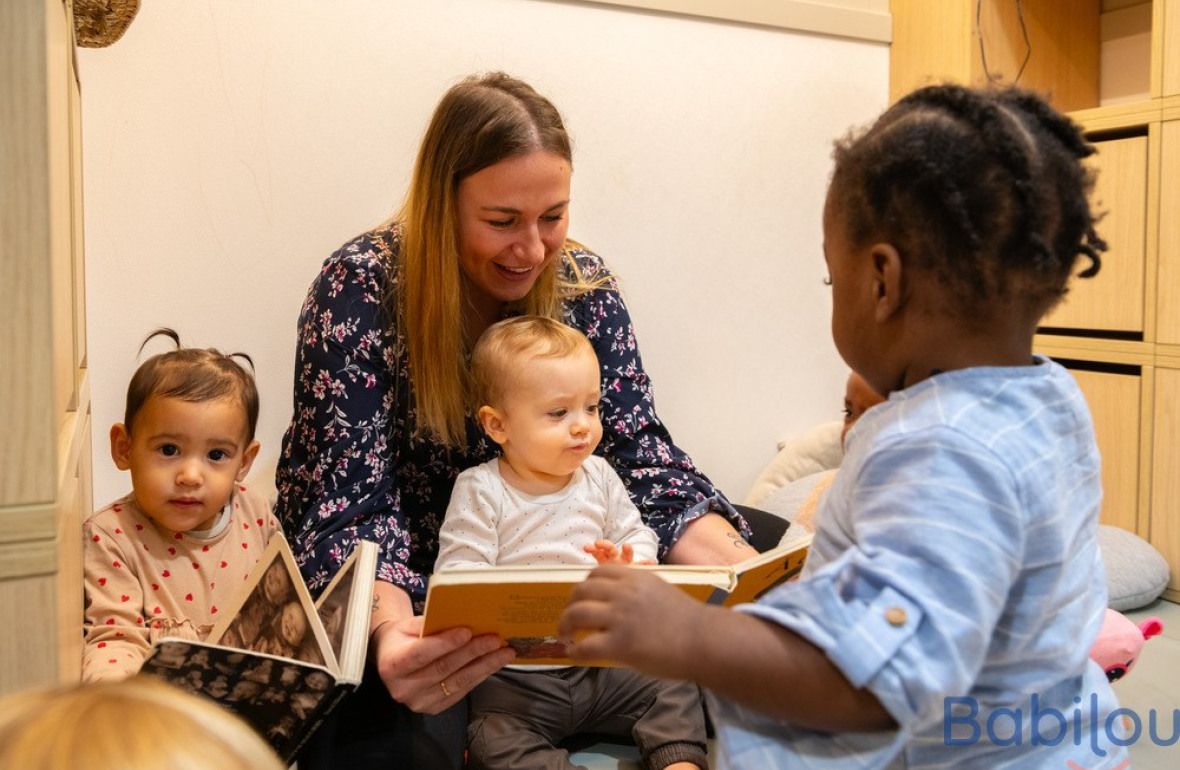 Une pro en crèche avec un groupe d'enfants