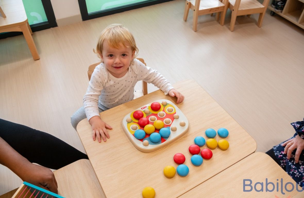 Une enfant en crèche Babilou qui joue