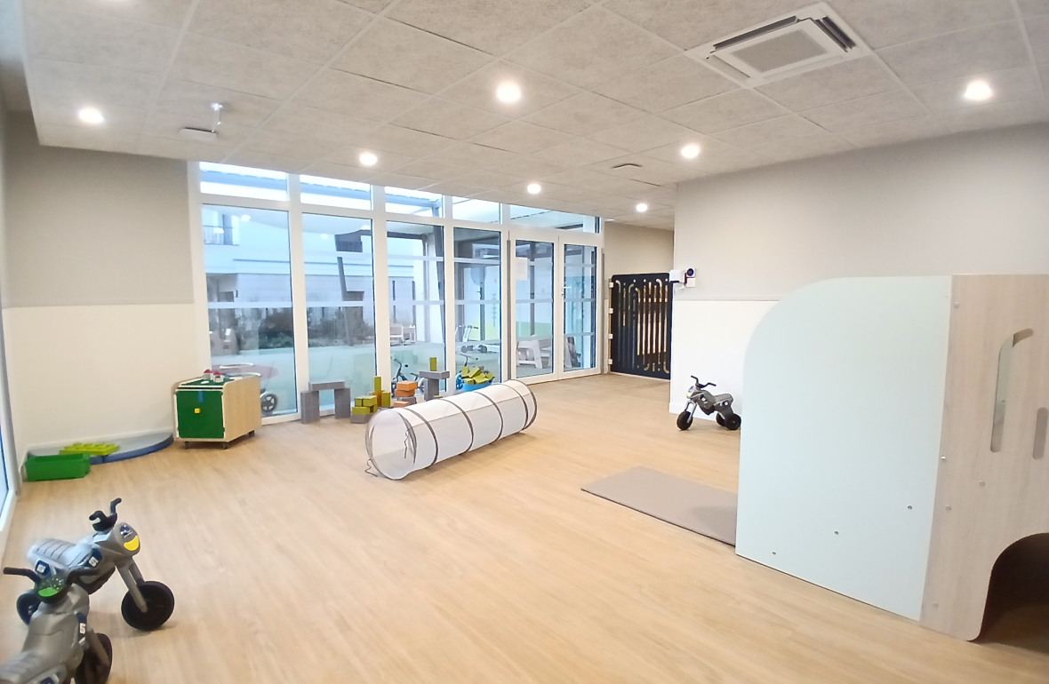 Salle d'activité avec des jeux pour enfants au sein de la crèche Babilou Saint-Maur Condé Normandie 