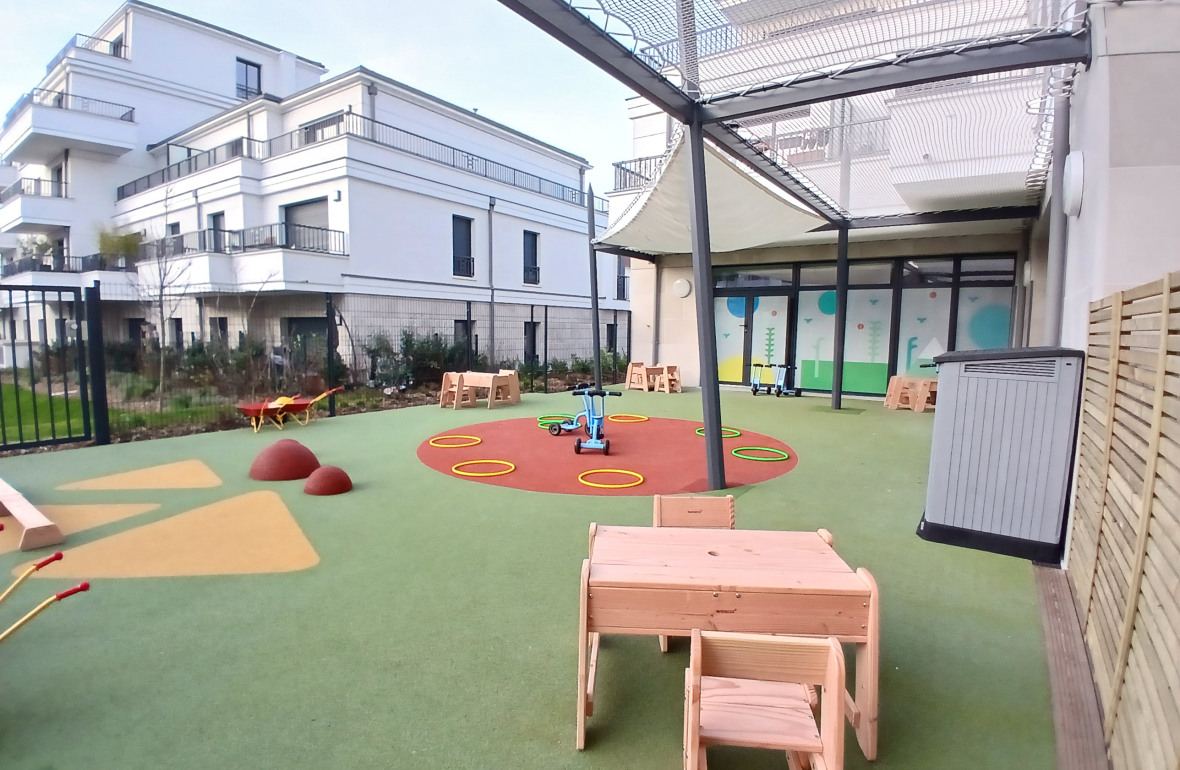 Jardin avec jouets pour enfants de la Crèche Babilou Saint-Maur Condé Normandie 