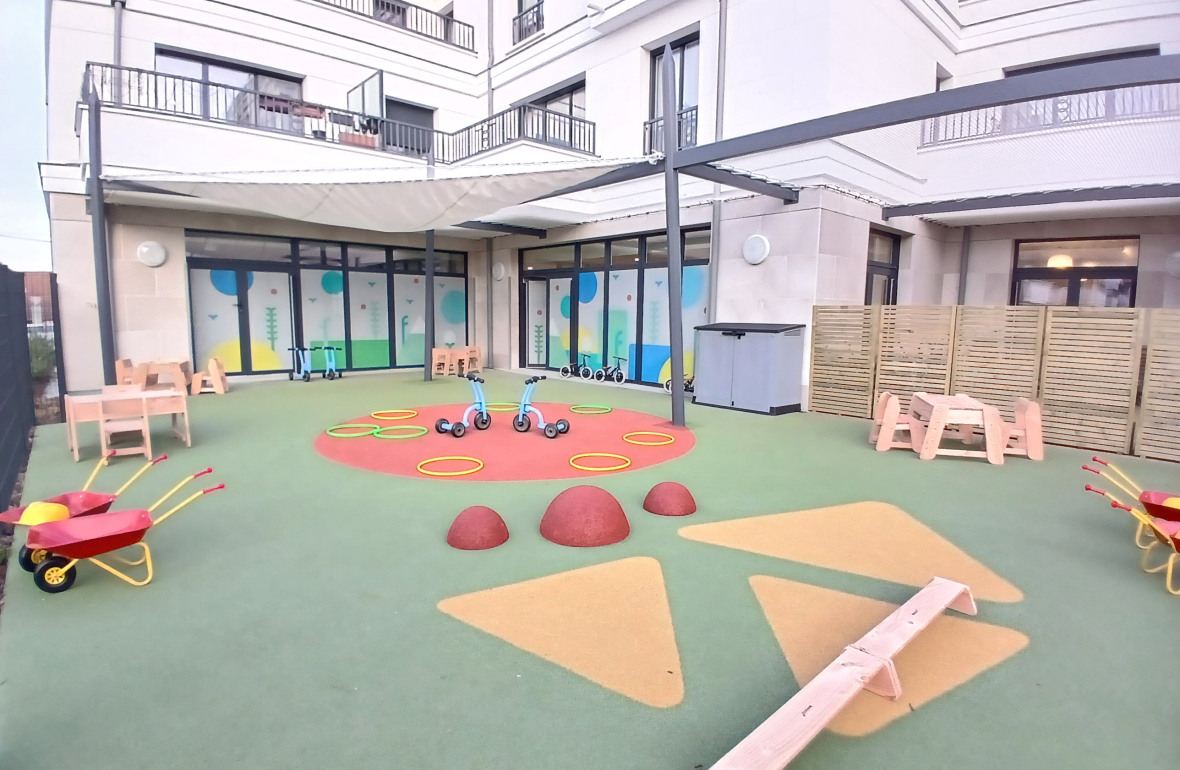 Vue annexe du jardin de la crèche Babilou Saint-Maur Condé Normandie 