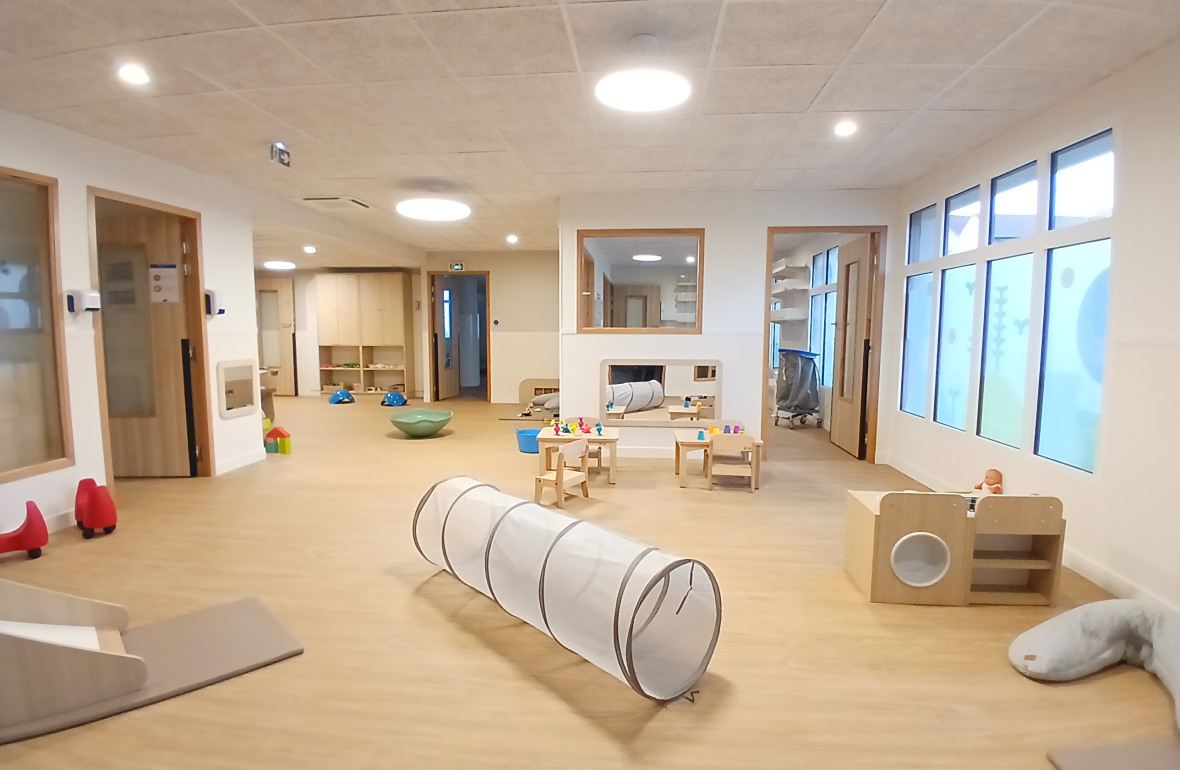 Vue annexe d'une salle d'éveil au sein de la crèche Babilou Saint-Maur Condé Normandie 