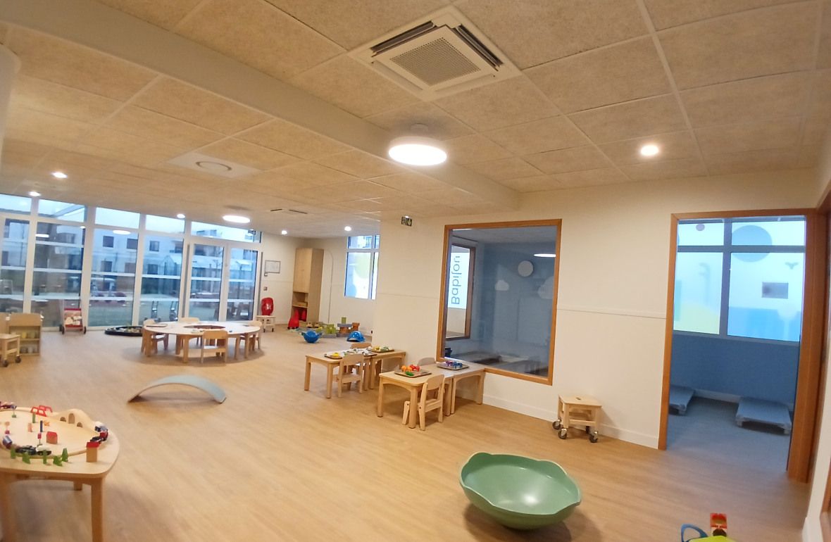 Espace repas au sein de la crèche Babilou Saint-Maur Condé Normandie 