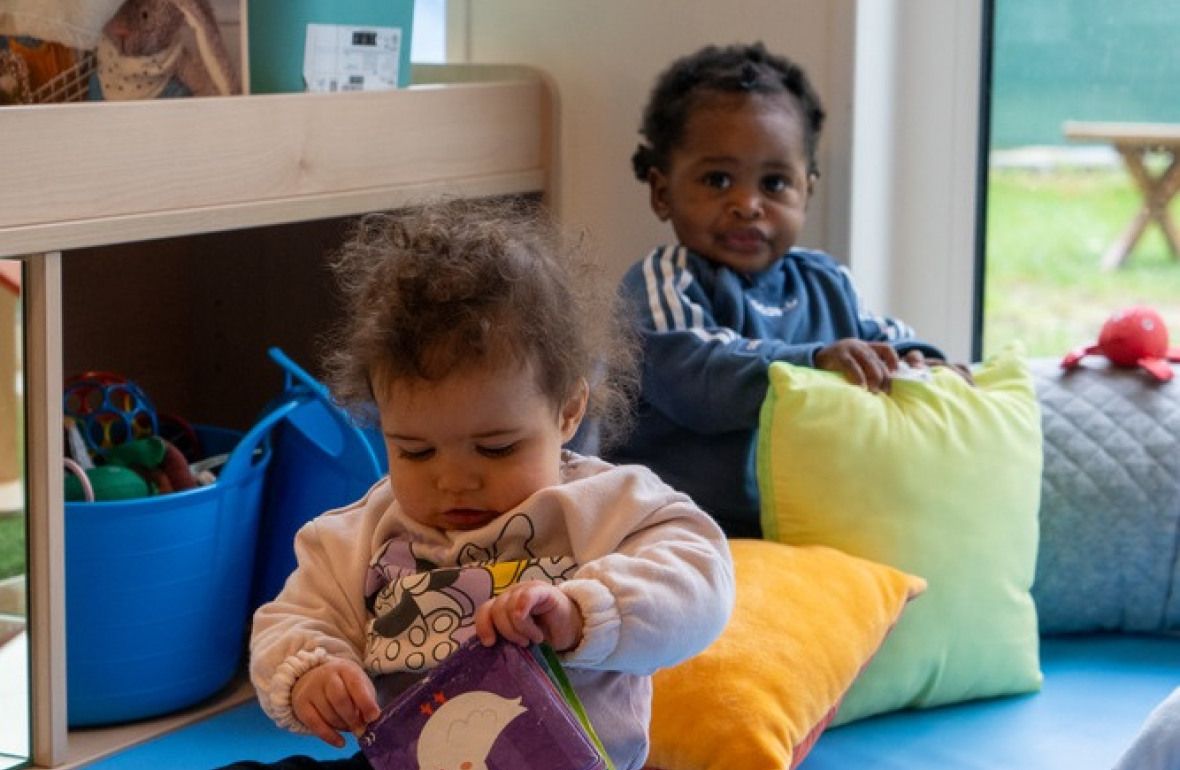 Deux enfants en crèche Babilou qui jouent 