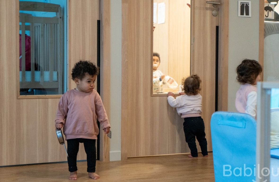 Un groupe d'enfants en crèche qui jouent 