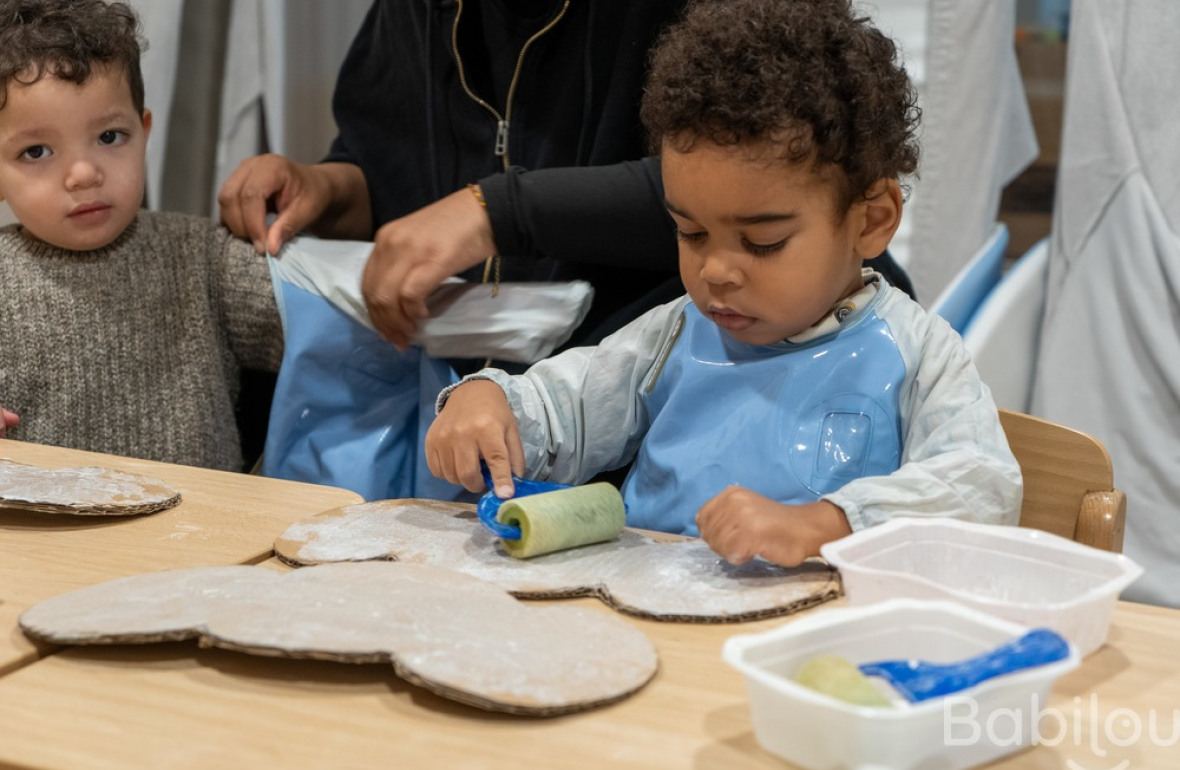 Deux enfants en crèche en activité 