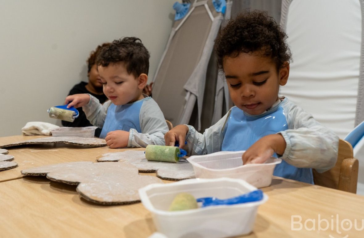 Deux enfants en crèche en activité 