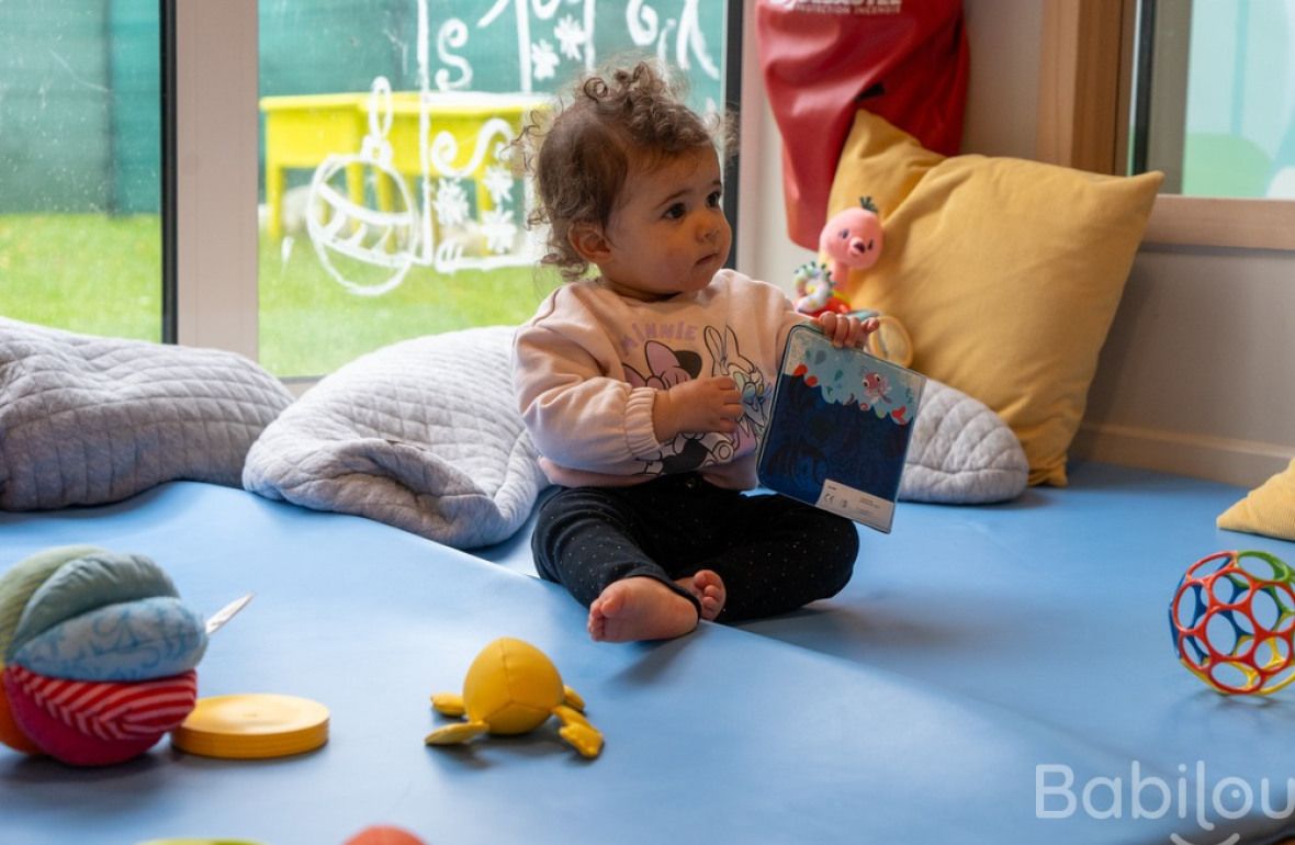 Un enfant en crèche Babilou qui joue  