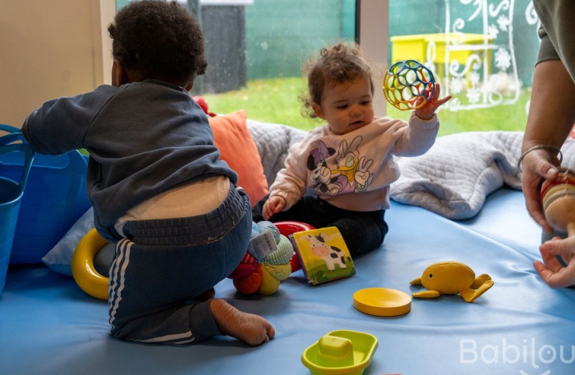 Deux enfants en crèche qui jouent