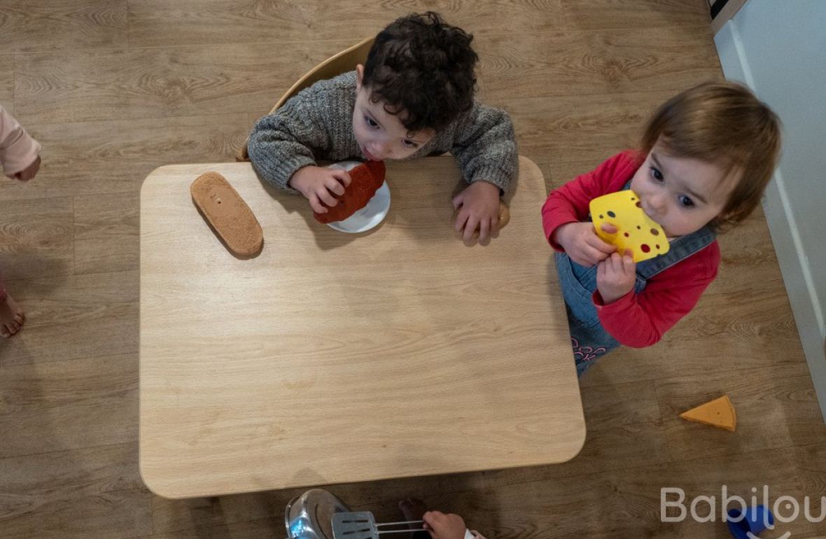 Deux enfants en crèche qui jouent