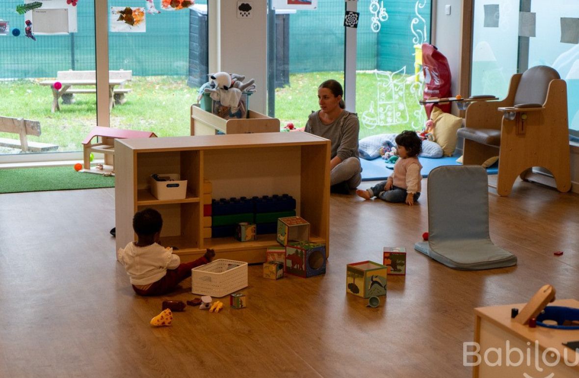 Une pro en crèche en interaction avec un enfant