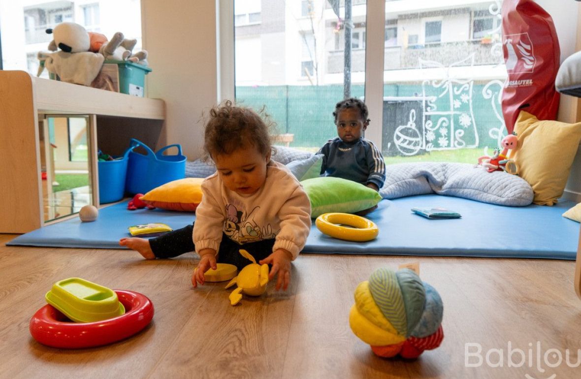 Deux enfants en crèche Babilou qui jouent