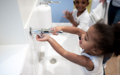 expliquer-coronavirus-enfant-hygiene-lavage-mains-babilou