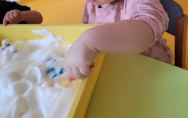 bac sensoriel de mousse avec l'eau des pois chiches