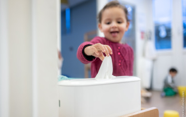 Un enfant qui prend un mouchoir 