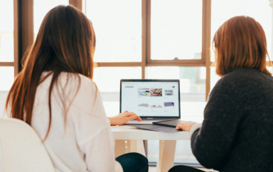 Deux femme en train de travailler sur un ordinateur