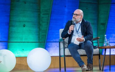 Vincent bullant durant une table ronde au congrès des neurosciences