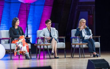 Trois intervenantes durant une table ronde au congrès des neurosciences