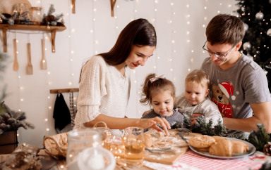 Photo d'une famille à noël en train de faire de la patisserie 