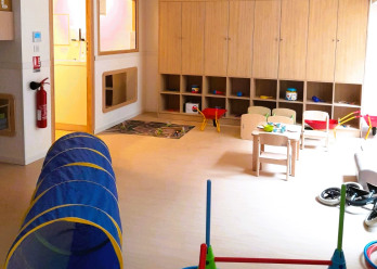 Salle d'activité avec des jeux pour enfants au sein de la crèche Babilou Clichy Barbusse
