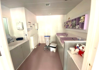 Salle de bain des bébés de la crèche Babilou Issy Galiote