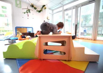 Enfant évoluant sur une structure en bois au sein de la crèche Babilou Montevrain Dublin