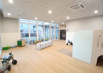 Salle d'activité avec des jeux pour enfants au sein de la crèche Babilou Saint-Maur Condé Normandie 