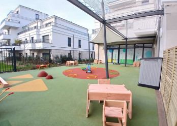 Jardin avec jouets pour enfants de la Crèche Babilou Saint-Maur Condé Normandie 