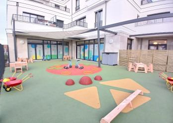 Vue annexe du jardin de la crèche Babilou Saint-Maur Condé Normandie 