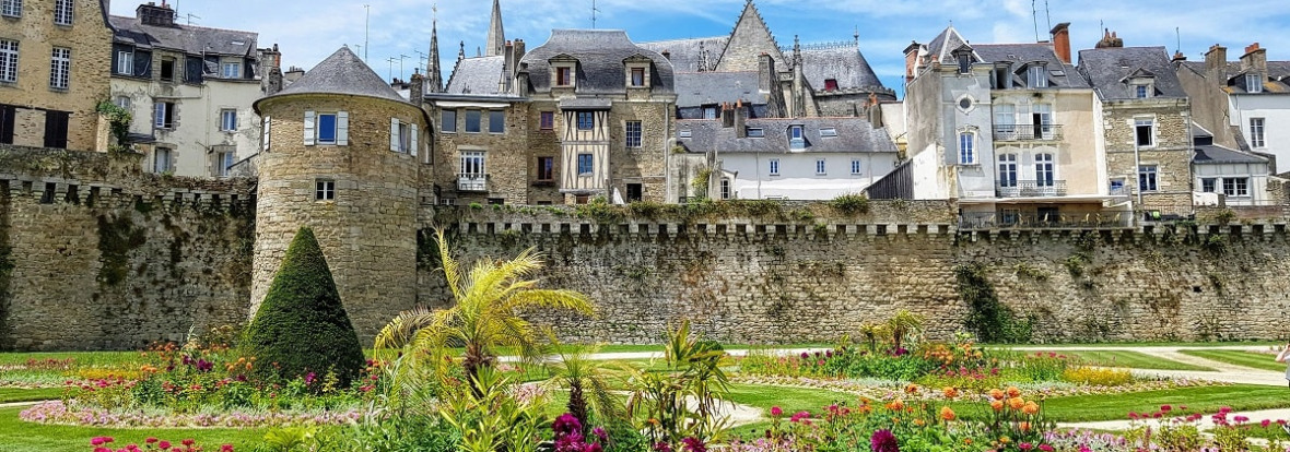 la ville de Vannes et ses remparts sous le soleil