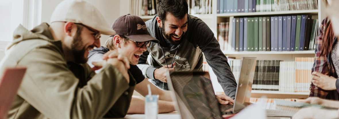 Groupe de personnes heureuses au travail 