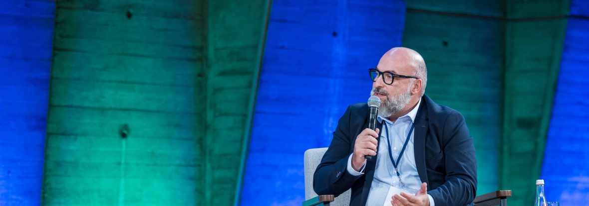 Vincent bullant durant une table ronde au congrès des neurosciences